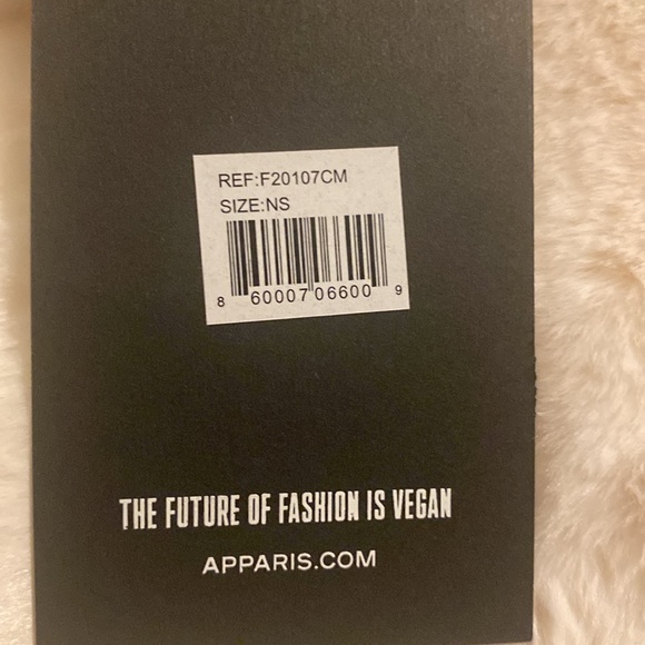 Apparis white fluffy Scarf. New w/ tags - Picture 3 of 4